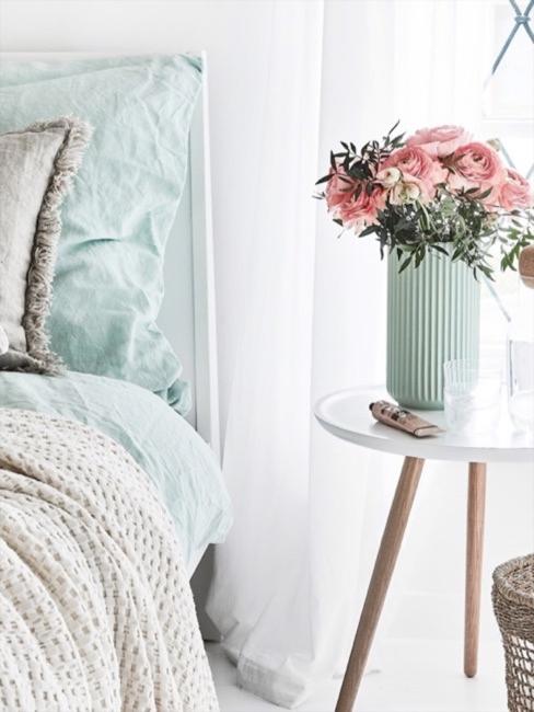 Wohnen in Pastellfarben Wohnzimmer in Pastellfarben: graues Sofa mit pastellgrünen Kissen und Decken dekoriert