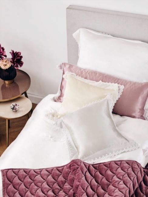 Coperta in velluto con cuscino in seta Letto grigio chiaro con biancheria da letto bianca, cuscino in seta e coperta in velluto rosa antico