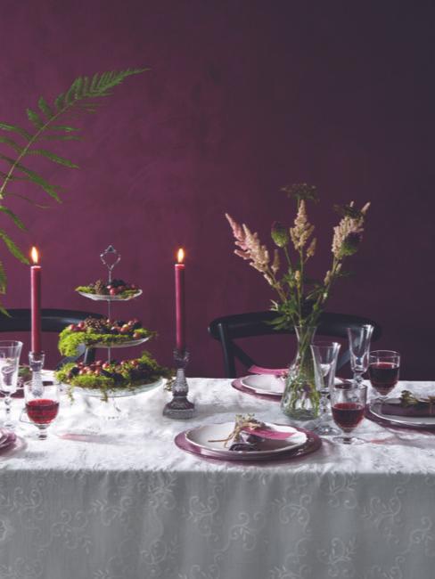 Lila Hochzeitsdeko Gedeckter Hochzeitstisch mit lila Dekoration