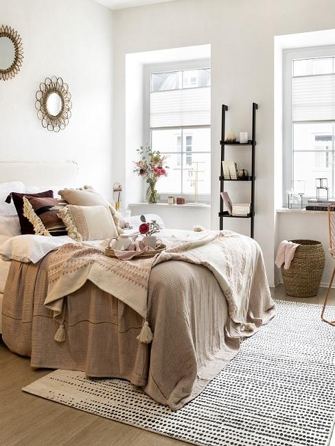 1-Zimmer Wohnung einrichten Banner 1 Zimmer Wohnung einrichten mit Bett, Dekoleiter, Aufbewahrungskorb und Wanddeko