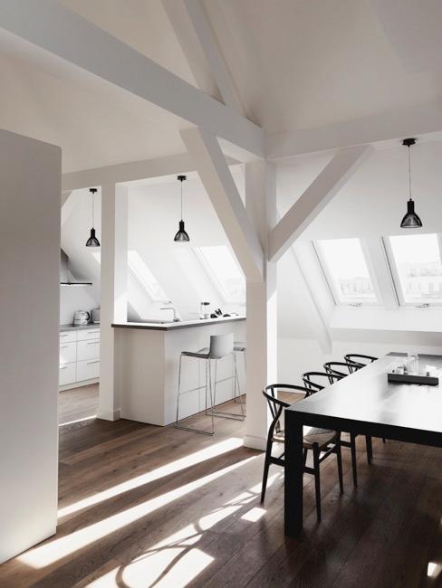 Bonus elettrodomestici Cucina bianca moderna con tavolo nero