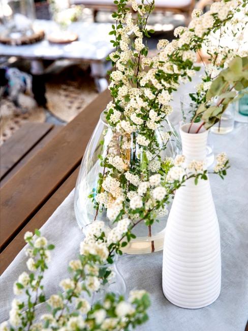Decorazione floreale per la comunione in bianco