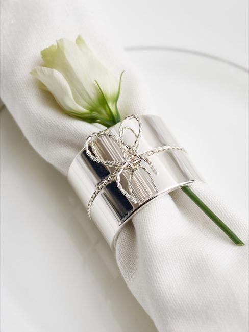 Tovagliolo bianco ad anello con fiore coperto