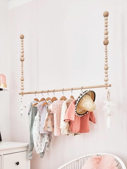 Babyzimmer Mädchen Nahaufnahme Babyzimmer mit Kleiderstange für Mädchen