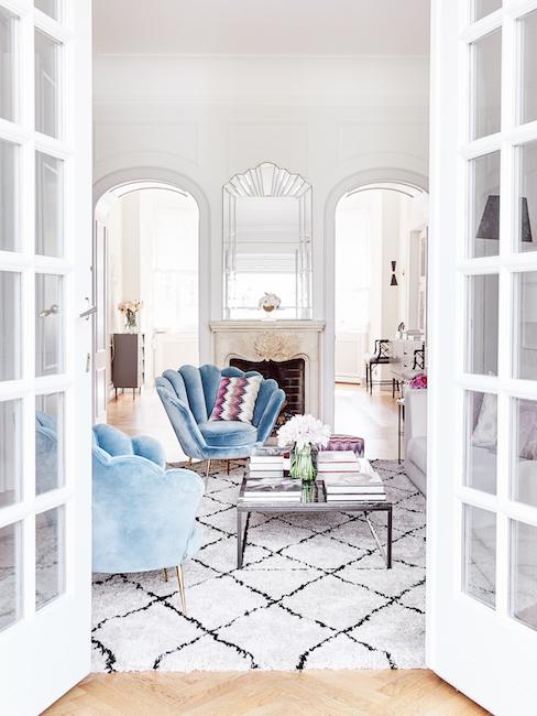 Italienisches Design Helles Wohnzimmer mit buten Kissen von italienischem Designer Label Missoni