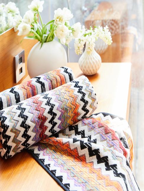Nahhaufnahme Couch mit itlaienischer Designer Decke von Missoni