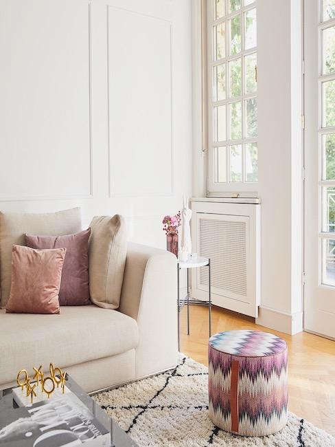Wohnzimmer mit gemustertem Pouf von italienischem Designerlabel Missoni