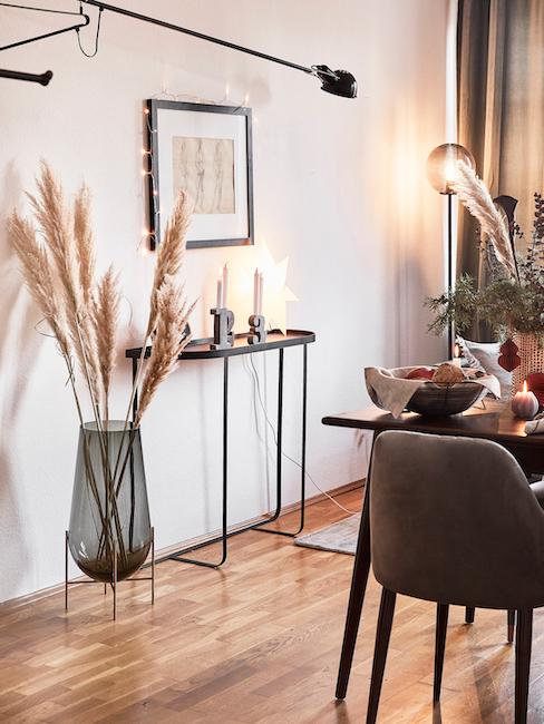 Vetro fumè Vaso in vetro fumè Echassé da Menu decorato con erba pampa davanti alla credenza nera e al quadro in sala da pranzo