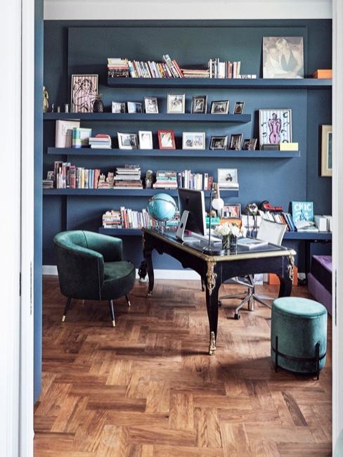Blaues Bürozimmer mit dunklem Holz