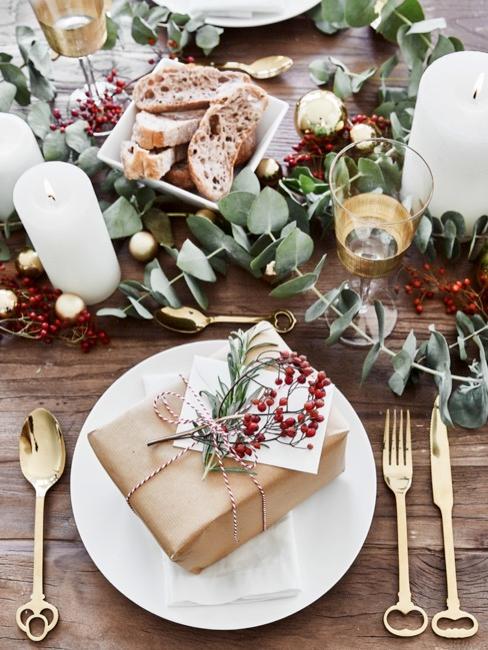 Etichette regalo Set tavola di Natale con regalo con etichetta regalo