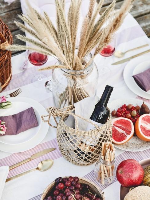 Cosa portare a cena Primo piano di una tavola imbandita con il vino come regalo di benvenuto