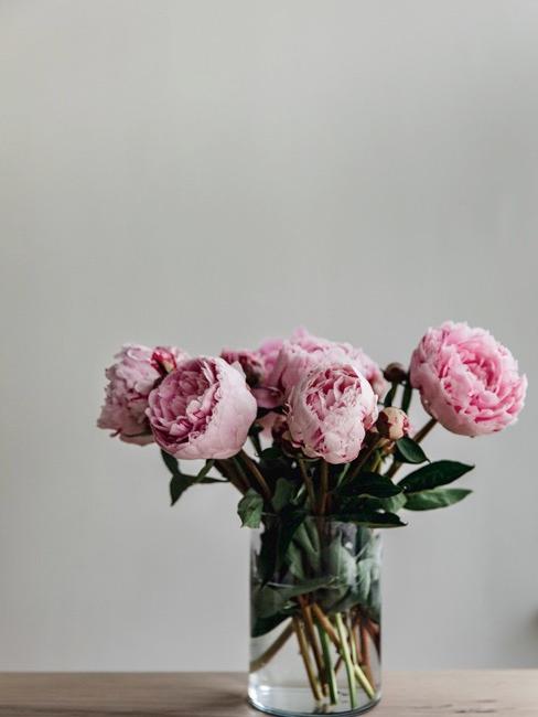 Busta per il matrimonio Peonie rosa in vaso di vetro su tavola