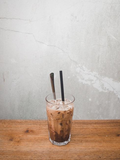 Cold brew coffee nel bicchiere Cold Brew Coffee in un bicchiere sul tavolo da pranzo