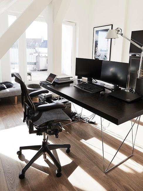 Postura corretta in ufficio Sedia da ufficio con scrivania e computer