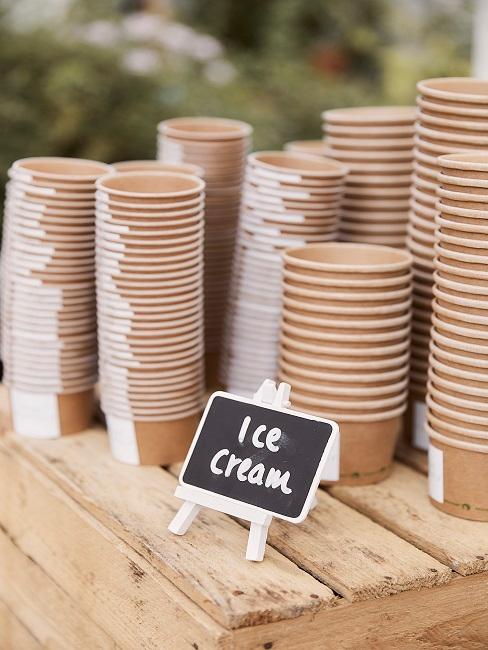 Gelato fatto in casa Coppette per gelato sopra bancone di legno