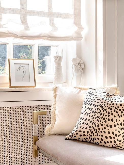 Sofa am Fenster mit Deko-Kissen mit Leo-Print