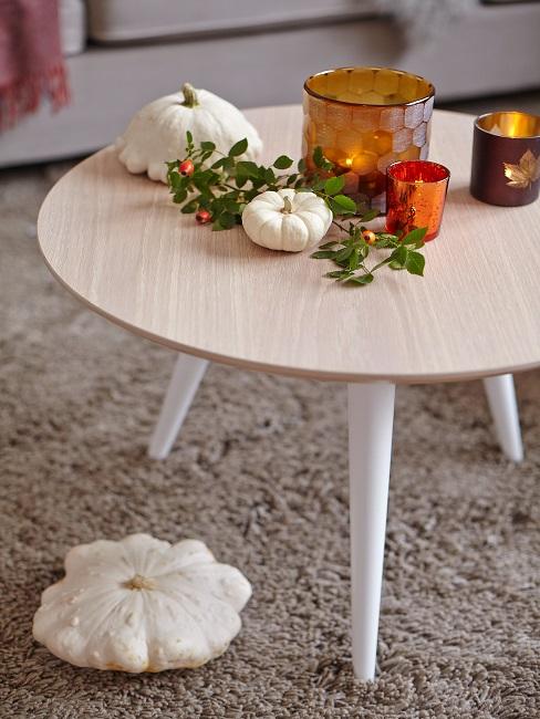 Tavolino in legno chiaro con decorazioni a forma di zucca
