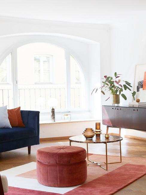 Colori autunnali Soggiorno con tappeto e pouf color rosso ruggine