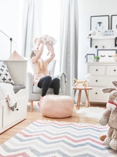 Camera dei bambini Cameretta piccola con letto con cassettiera