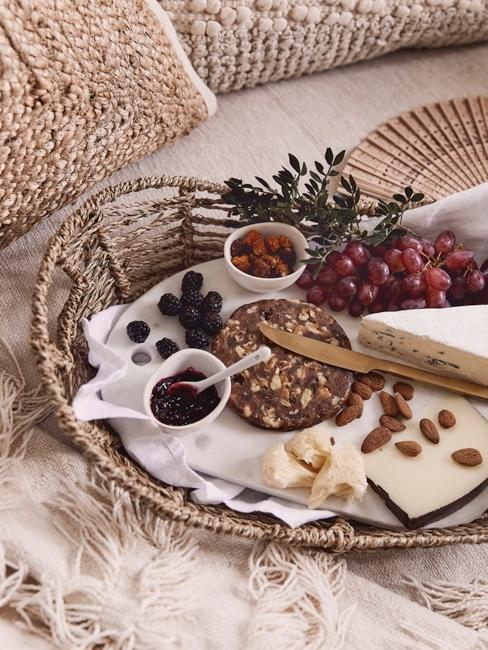 Tagliere di formaggi Tagliere di formaggi con marmellate e frutta abbianata