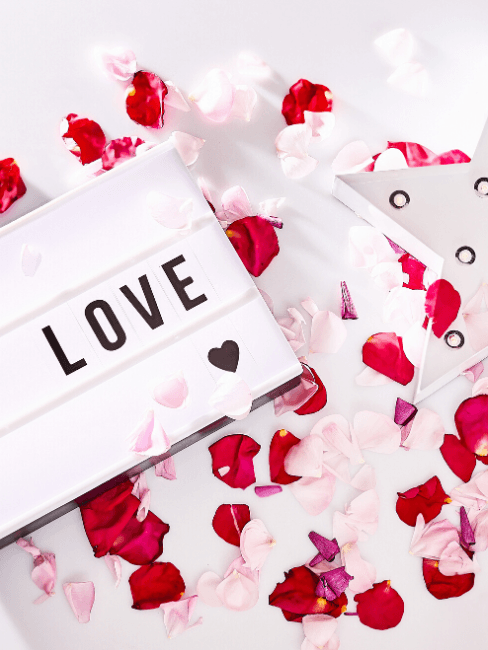 Regali per San Valentino Lightbox con scritta Love e petali di rose