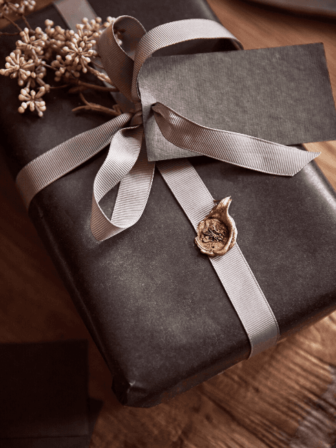 Regali per papà Confezione regalo scura con nastro e decorazione