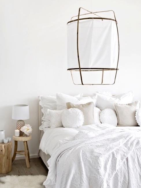 Weiße Deko Weißes Schlafzimmer in weiß & Holz