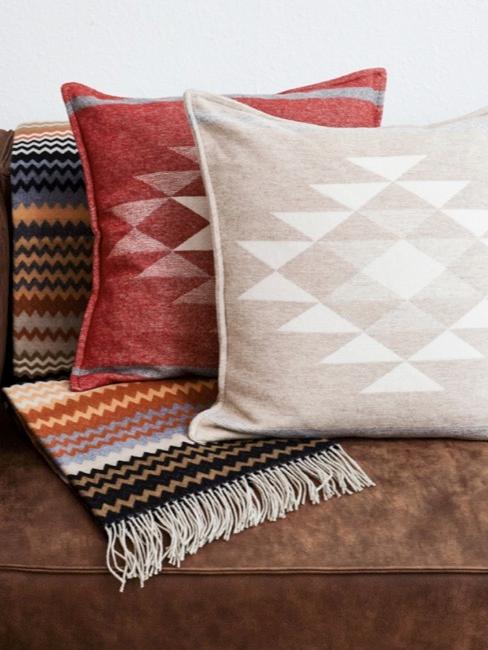 Kunstledercouch in Braun mit Kissen Kunstledercouch in Braun mit Kissen und Decken