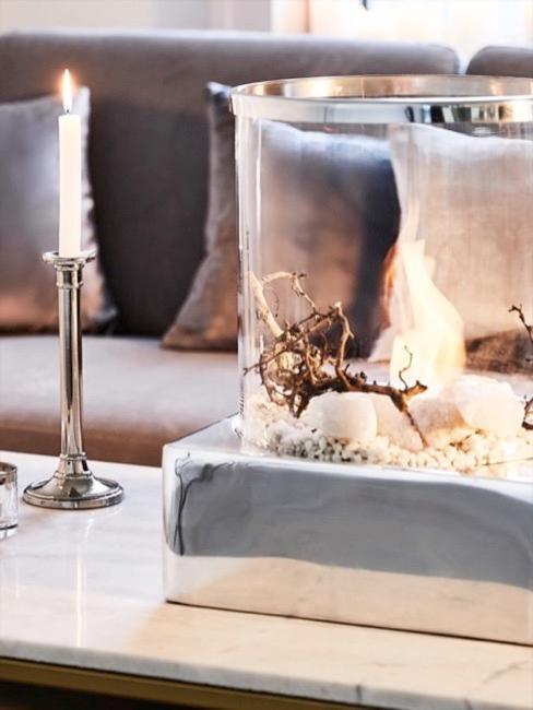 Tendencia Cocooning Sofá gris y mesa auxiliar con velas