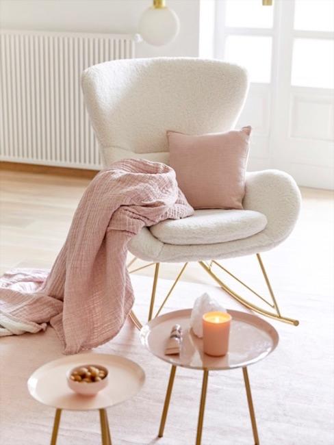 Teddy-Schaukelstuhl Wing Schaukelstuhl aus weißem Teddyfell mit goldenem Untergestell, kombiniert mit rosa Decken, Kissen und Beistelltischen