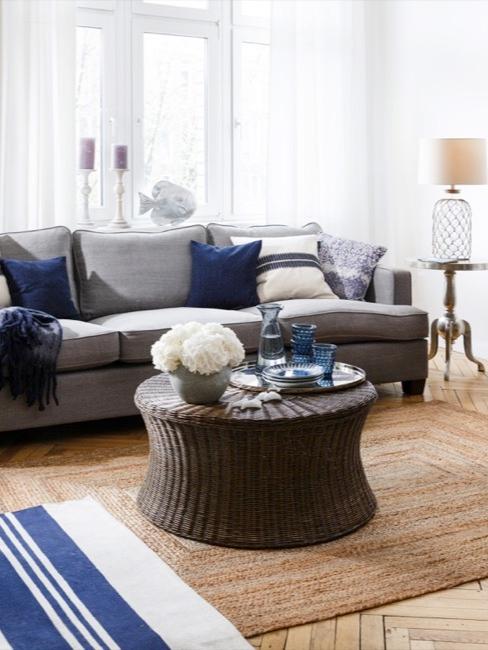 Decorazioni marittime Salorro in stile marittimo con divano grigio e dettagli blu