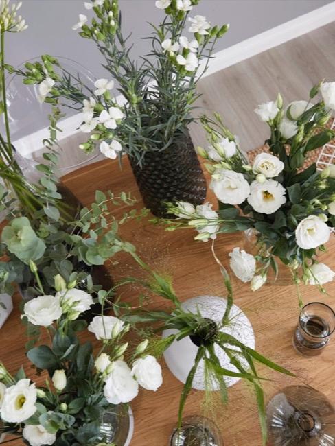 Decorazioni nuziali in verde Tavolo con fiori in vasi diversi