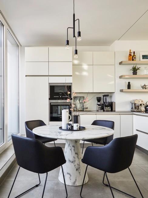 decorare cucina cucina bianca con tavolo rotondo in marmo e sedie blu