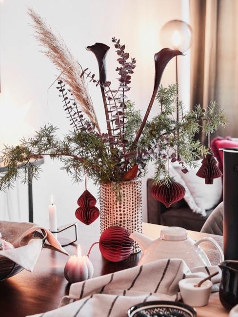 una decoración de invierno con un ramo invernal
