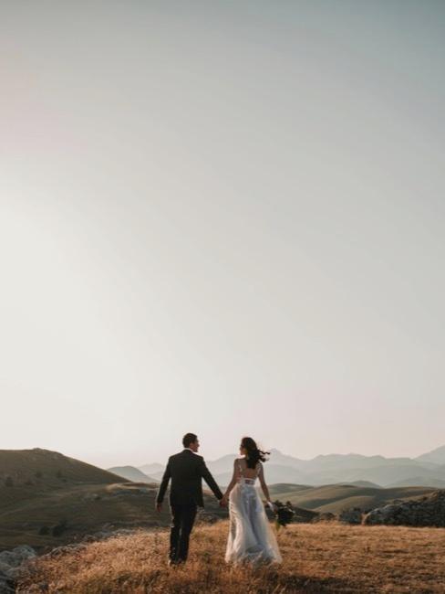 Biglietti Save the Date Coppia al matrimonio in cima alla collina
