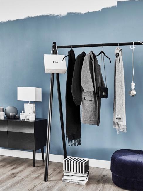 decoracion-pasillo-banner Pasillo pintado de azul claro con cómoda y perchero en madera oscura y lámpara blanca