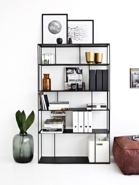 Moderne Möbel Modernes Regal mit moderner Dekoration in schwarz, gold, und weiß