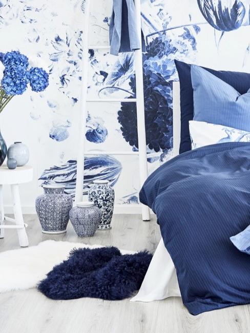 Decorazione della camera da letto blu Camera da letto con tessili e decorazioni blu