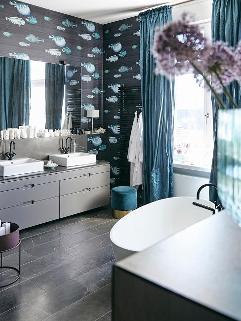 Cuarto de baño en tonos oscuros con bañera blanca