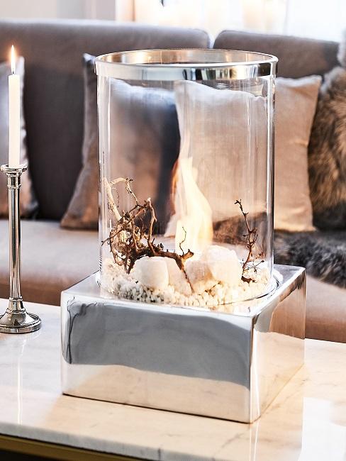 Tischkamin Tischkamin mit Glasumrandung auf einem Couchtisch vor einem Sofa