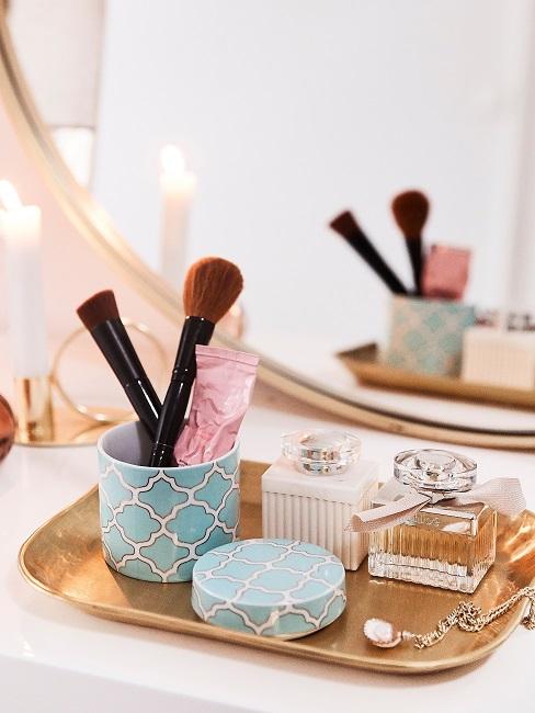 Bandeja decorativa con cosmeticos y perfumes