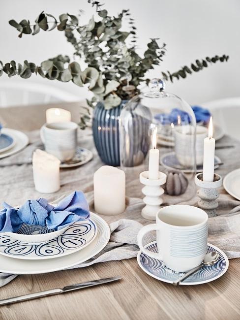 Eukalyptus in einer blauen Vase von Kähler auf dem Esstisch im Esszimmer