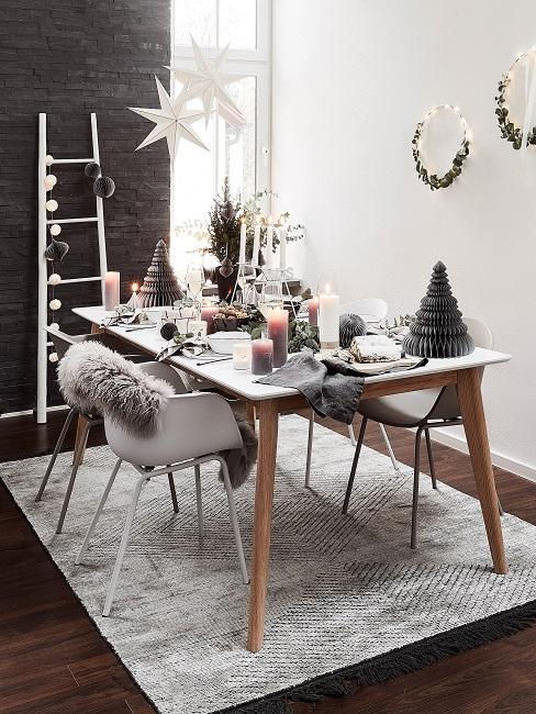 Stelle decorative Sala da pranzo con stelle decorative appese al soffitto