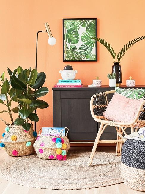 Salón naranja con una decoración hippie