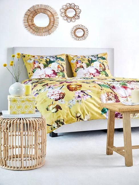 Habitación con una decoración hippie con sabanas florales