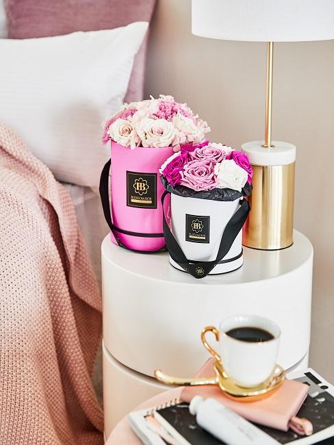 Mesita de noche con rosas de regalo