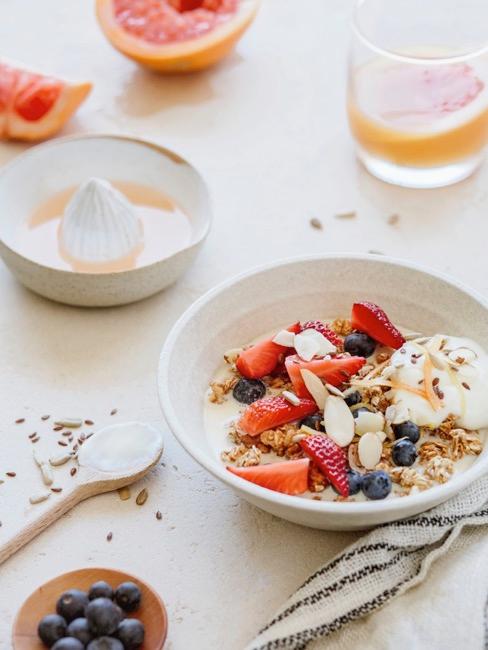 Desayuno para niños Desayuno saludable con fresas y avena