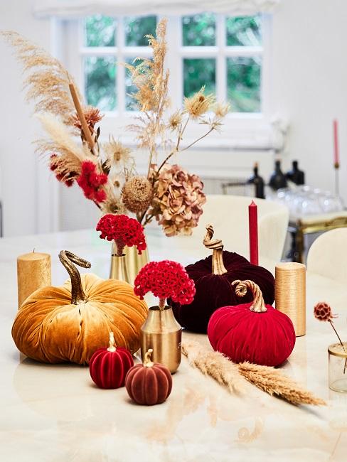 Herbstfarben Deko-Kürbisse auf der Küchentheke in Marmoroptik in der Küche