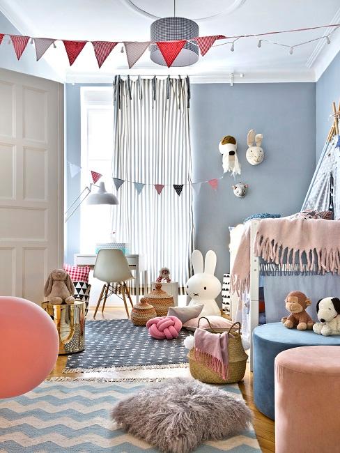 decorazioni cameretta cameretta con pareti azzurre, tappeti toni pastello e decorazioni colorate