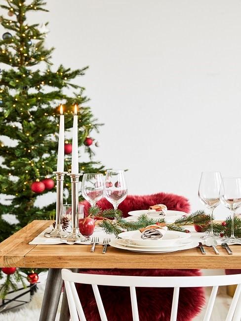 Weihnachtstrends 2019: Weihnachtsdeko auf gedecktem Tisch im Santa Style